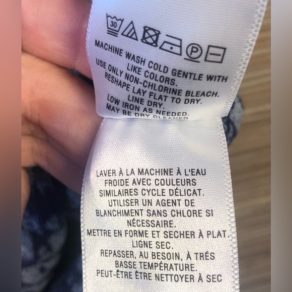 ANTHROPOLOGIE shirt sz M Pretty textured navy floral Lots of stretch Barely worn - Picture 7 of 7